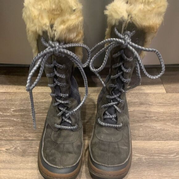 Merrell 200 Gram Warm insulated boots. Size: 5.5. Zipper entry. Faux fur. - Picture 4 of 6